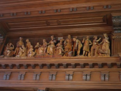 Alegorie: uprostřed patronka města, vlevo péče o chudé a vpravo řemeslníci