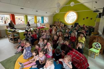 Divadlo Koloběžka - "Ježibaba Kolobajzna slaví Velikonoce"