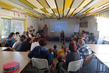 Společná čtenářská lekce prvňáků a deváťáků s knížkou "Jako ty"