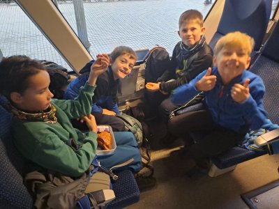 Okamžitě po nástupu do vlaku se začíná svačit.