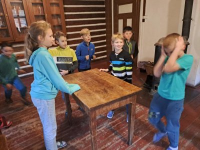 Hry ve společenské místnosti.