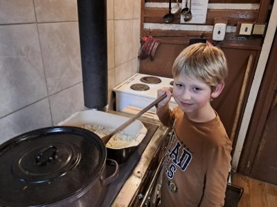 Někdo mezi tím vařil večeři.