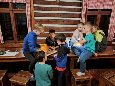 Jiní dlabali a vyřezávali dýně