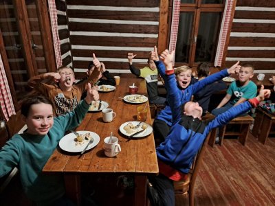 Všichni jedli a mnozí si i přidali.