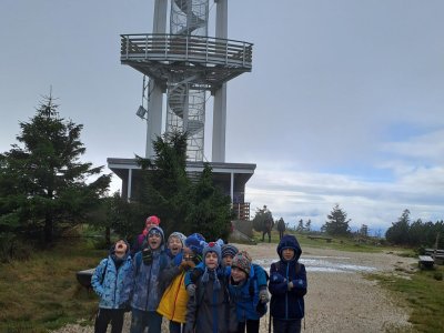 když je na rozhlednu i lidi pod ní vidět.