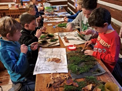 Teď už stačí jen poskládat z nasbíraného materiálu mandalu.