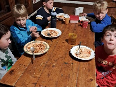 Středeční večeře: těstoviny s masem a rajskou omáčkou.