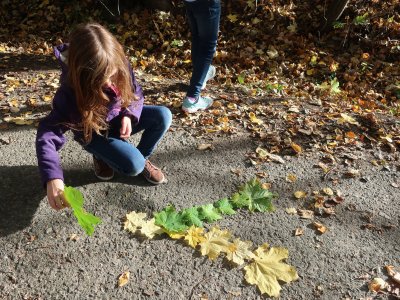 Adélka skládá první části své mandaly