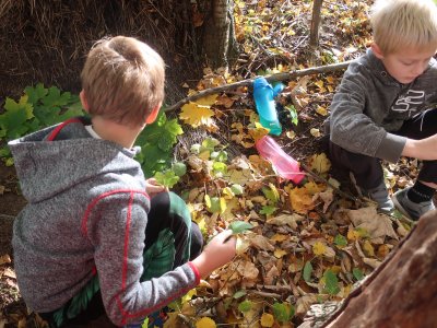 Matěj a Šimon při práci na svém semaforu