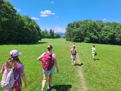 Putování po hřebeni z Kozákova na Hamštejn. Před námi Ještěd.