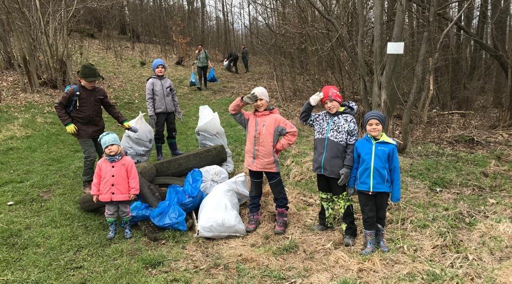 Druháci uklízí Česko