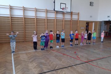 Cvičení předškoláků v tělocvičně ZŠ