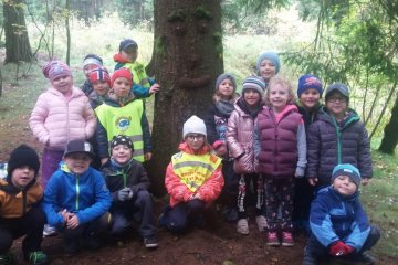 Třetí třída nás pozvala do své lesní galerie