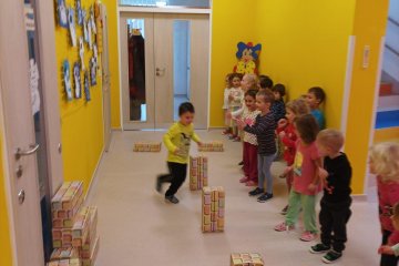 Cvičení s cihličkami a slalomový běh