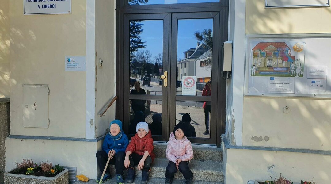 Sázíme kytičky u ZŠ