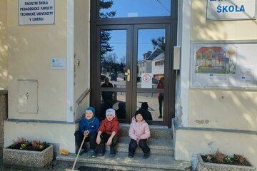 Sázíme kytičky u ZŠ