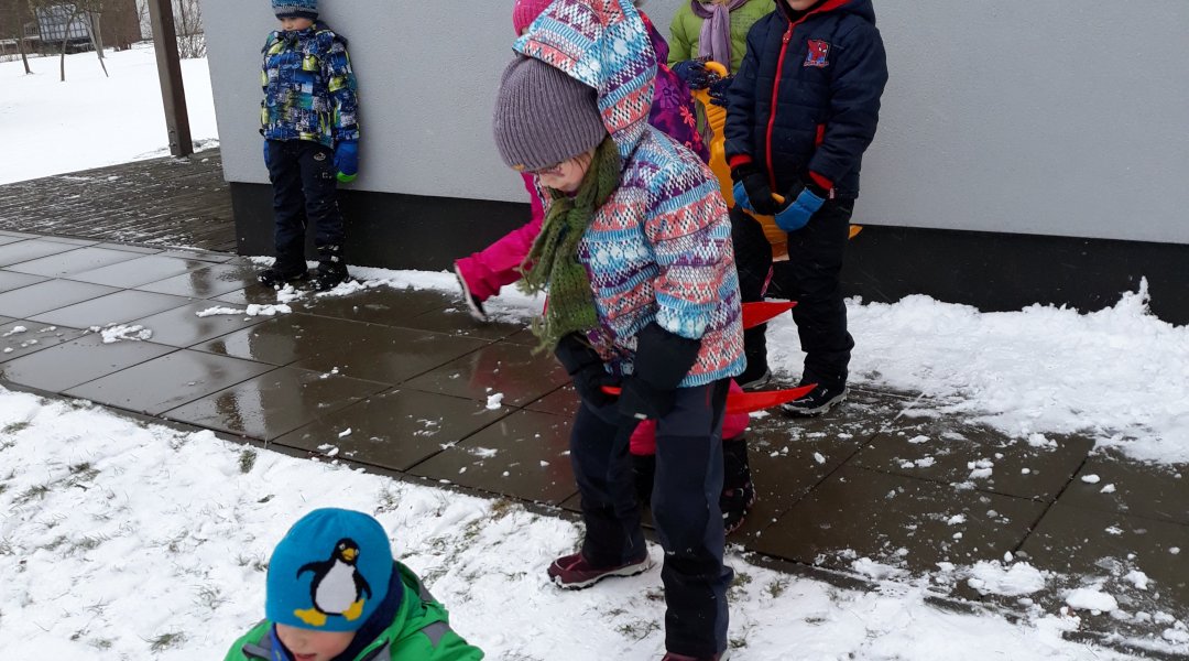 Dovádění na sněhu a kniha na tento měsíc