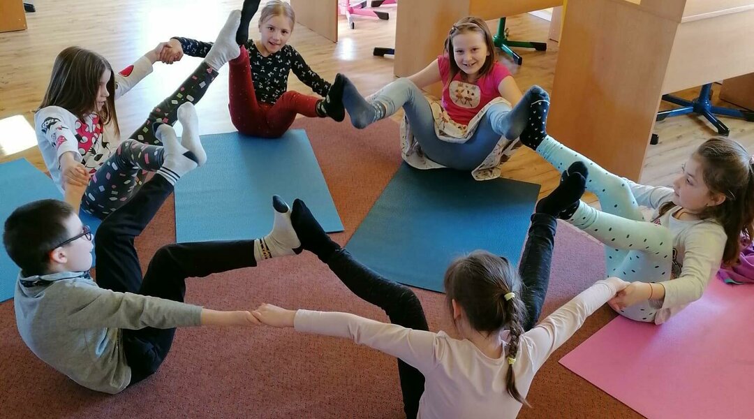 Spolupráce v lotosovém květu, relaxace, dvojitý pes