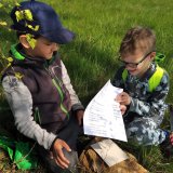 Prvňáčci se učí venku