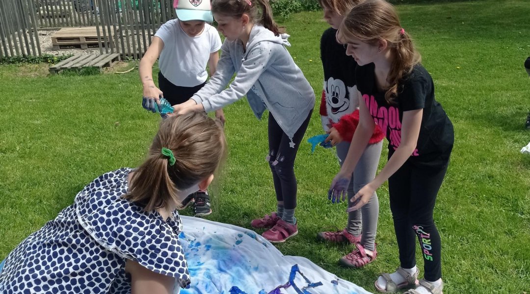 Třeťáci tvoří kulisy