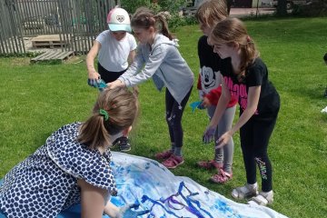 Třeťáci tvoří kulisy