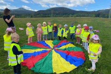 Cvičení venku s padákem