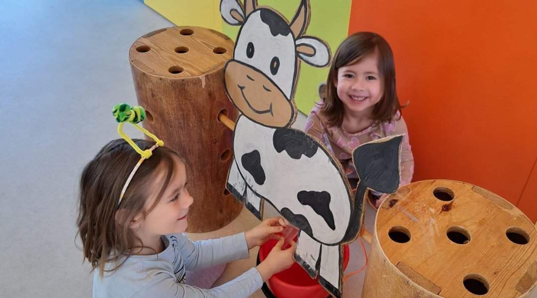 Domácí zvířátka - dojení kravičky