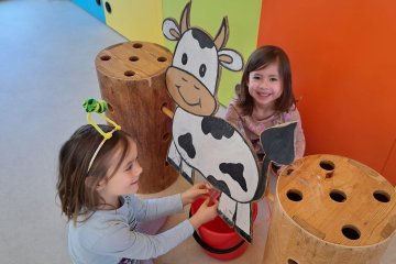 Domácí zvířátka - dojení kravičky