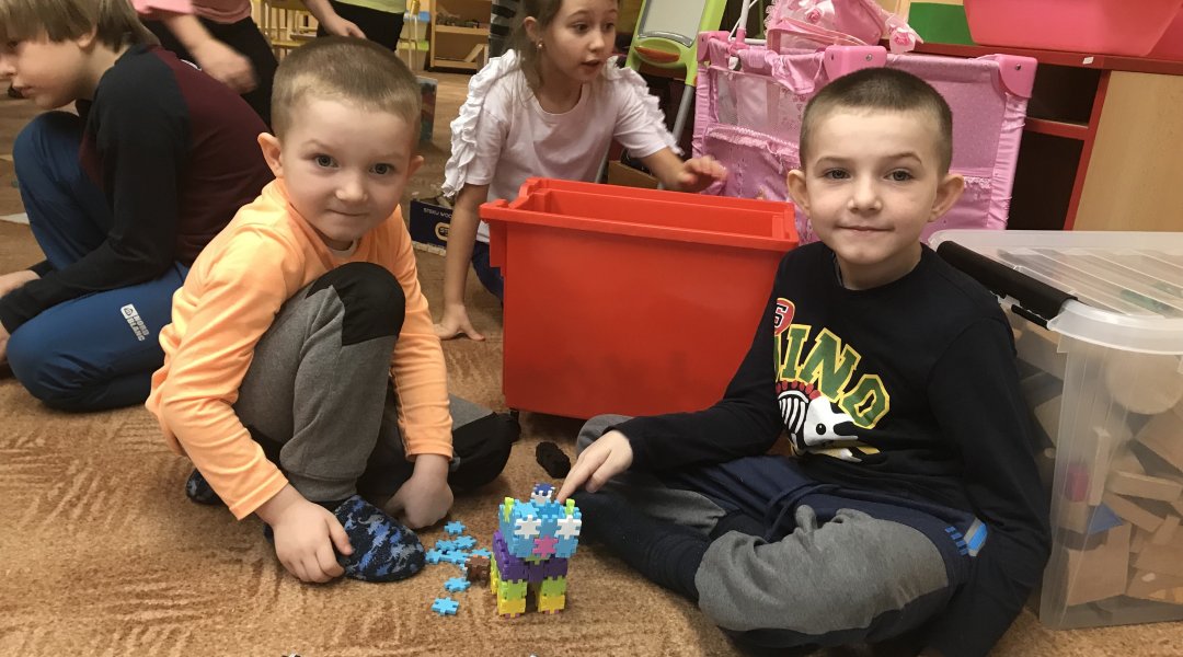 První a druhá třída na návštěvě ve školce