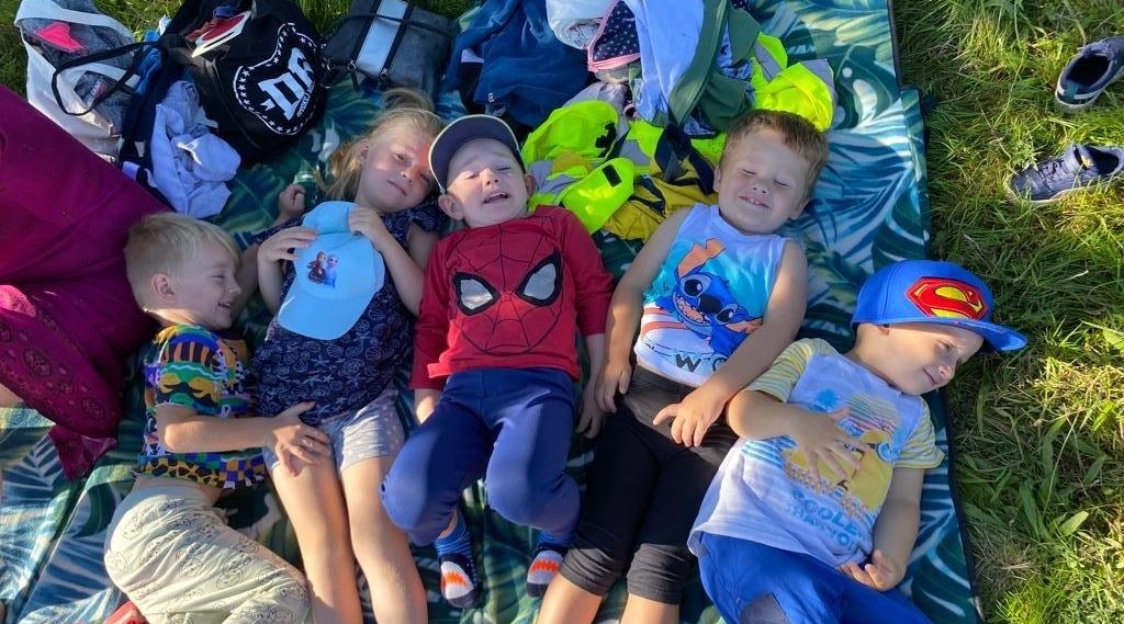 Venkovní aktivity a piknik na louce