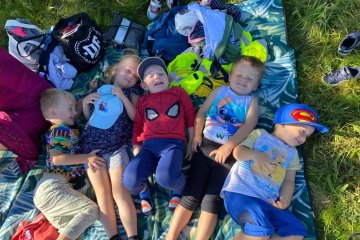 Venkovní aktivity a piknik na louce