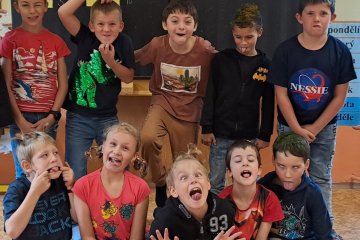 Den bláznivých účesů