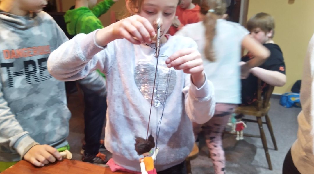 Naivní divadlo -hra s loutkou