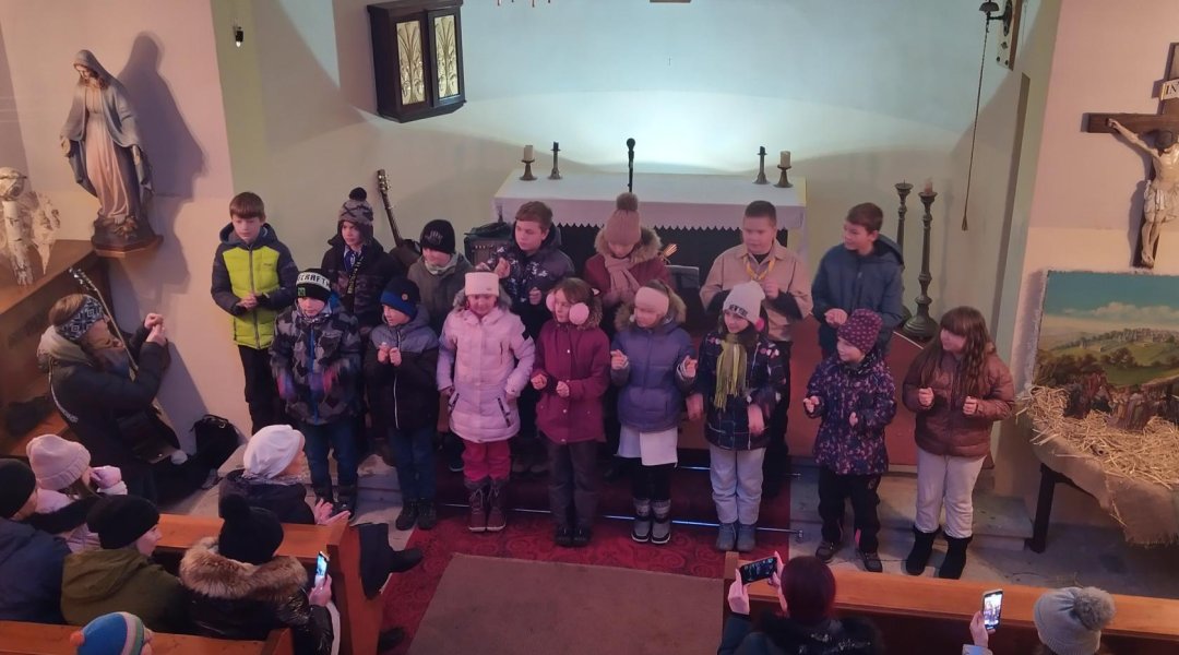 Machnínské děti vystupují