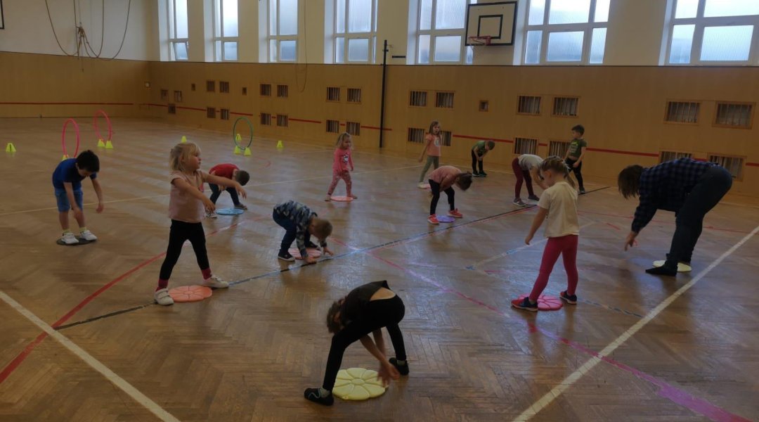 Červená se byla protáhnout v tělocvičně