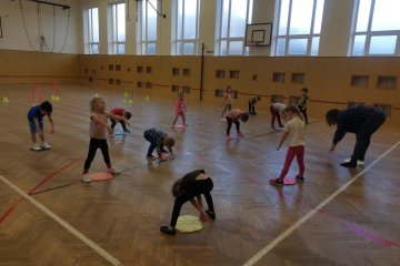 Červená se byla protáhnout v tělocvičně