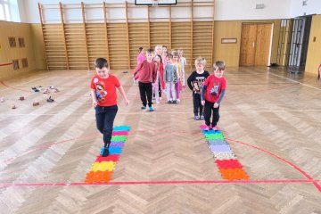 Cvičení v tělocvičně - Červená, Modrá a Zelená třída