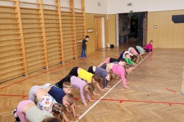 Cvičení v tělocvičně a na hřišti