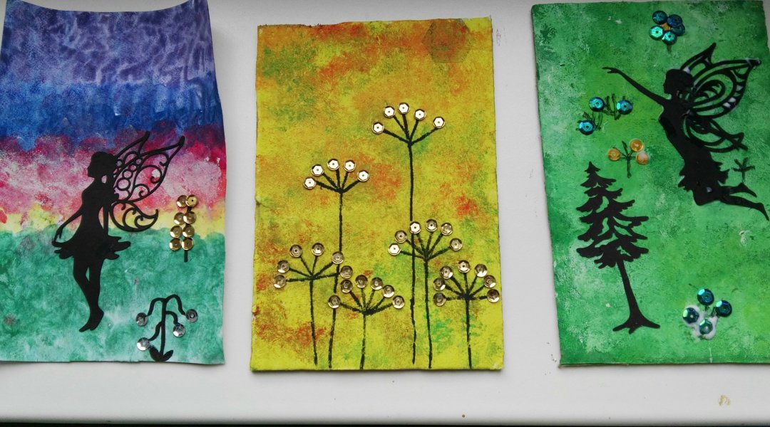 Pracovní výchova - obrázky tvořené temperami, šablonami a flitry