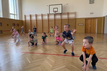 První cvičení v tělocvičně