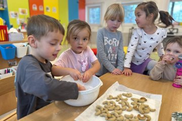 Pečení vanilkových rohlíčků