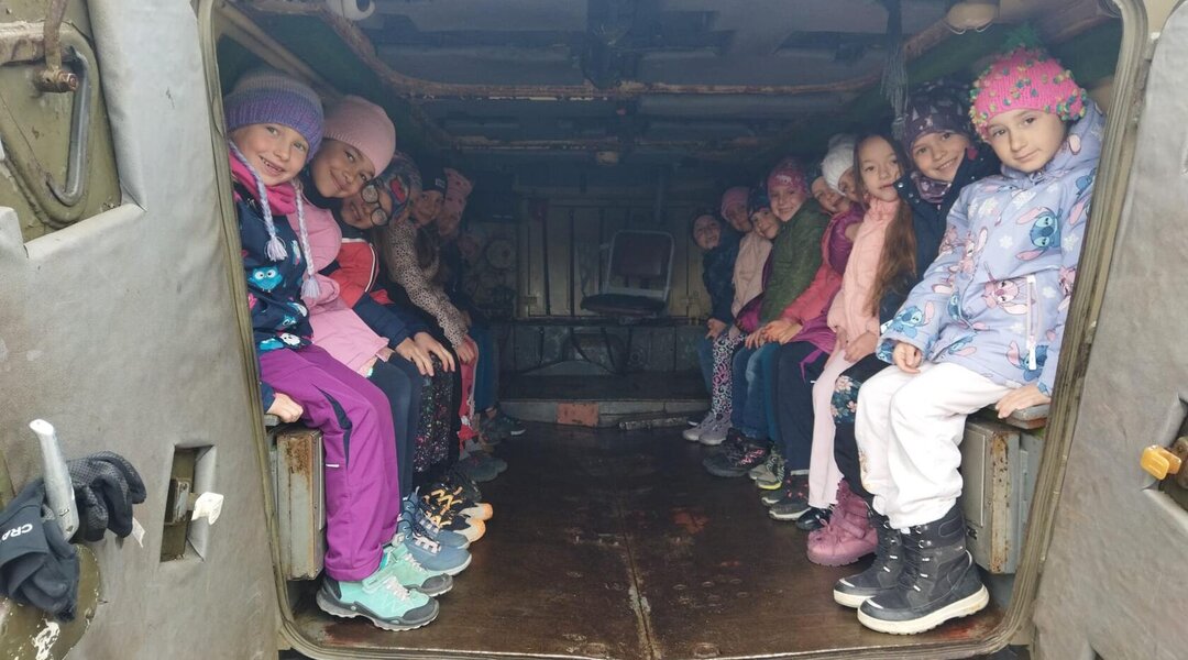 Ukázka obojživelného obrněného transportéru OT 64