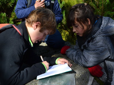 Ondra píše do pamětní knížky pramene Jizery
